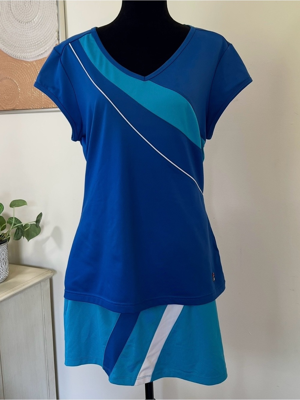 FILA Women's 2pc Tennis Pickleball Set Blue Colorblock V-Neck Top & Skort Skirt